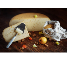 Сыр Гауда с пажитником (фенугреком), (нарезка от 300 грамм)