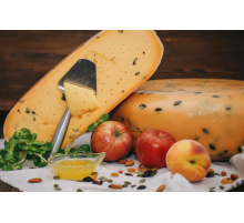 Сир Гауда ORANGE з гарбузовим насінням (нарізка від 300 грам)